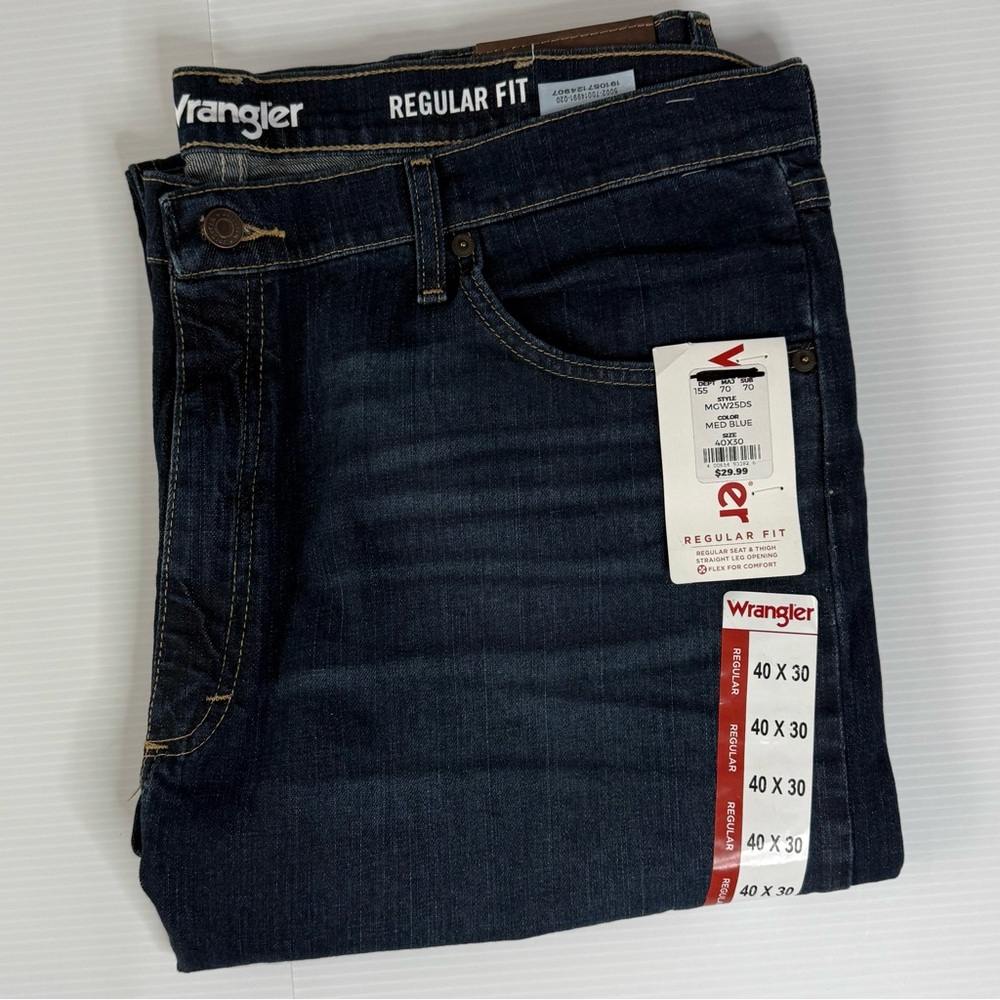 Wrangler men's jeans 40x30 . Dark wash, blue, flex fit, cotton, regular fit